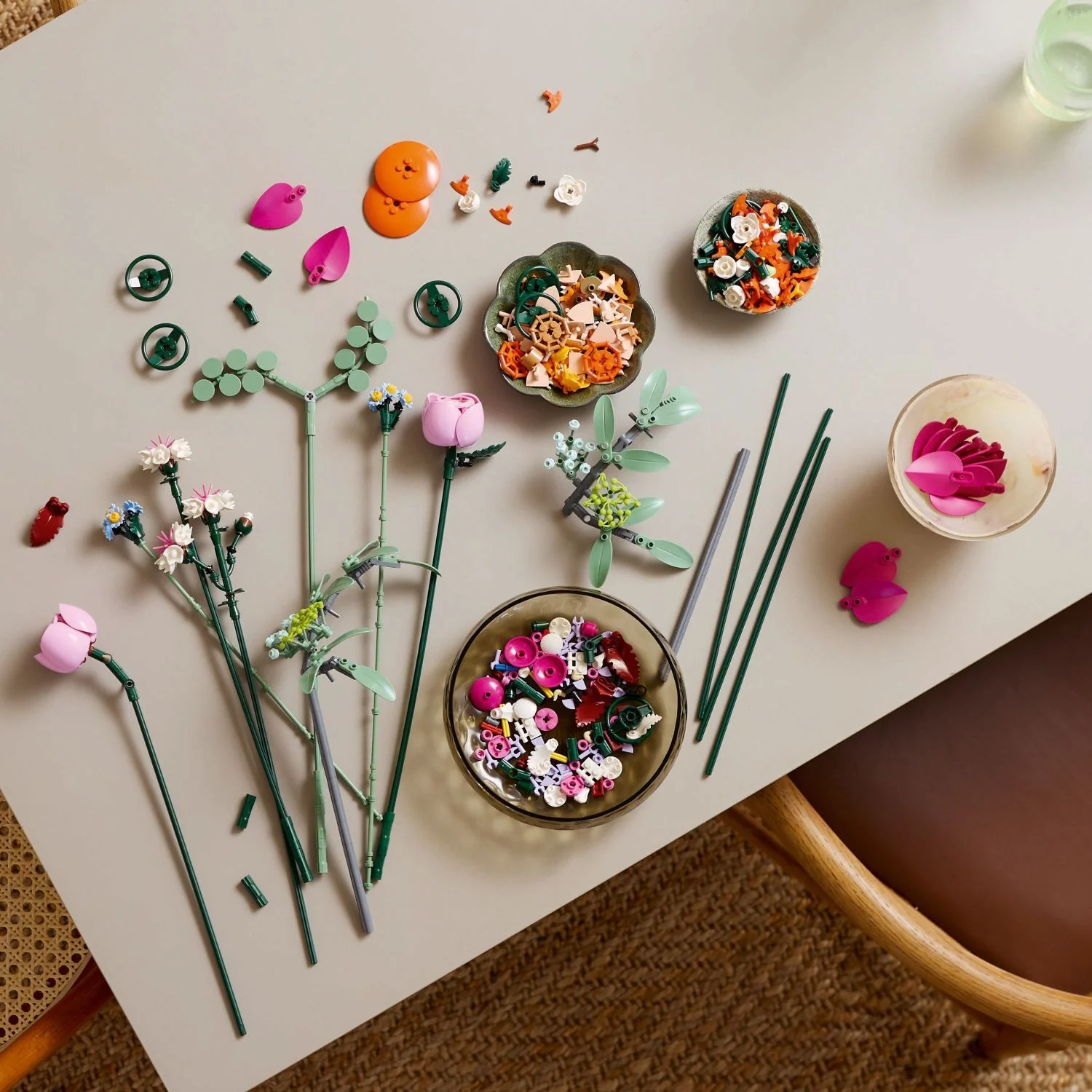 LEGO Botanicals: Pretty Pink Flower Bouquet - Image 4