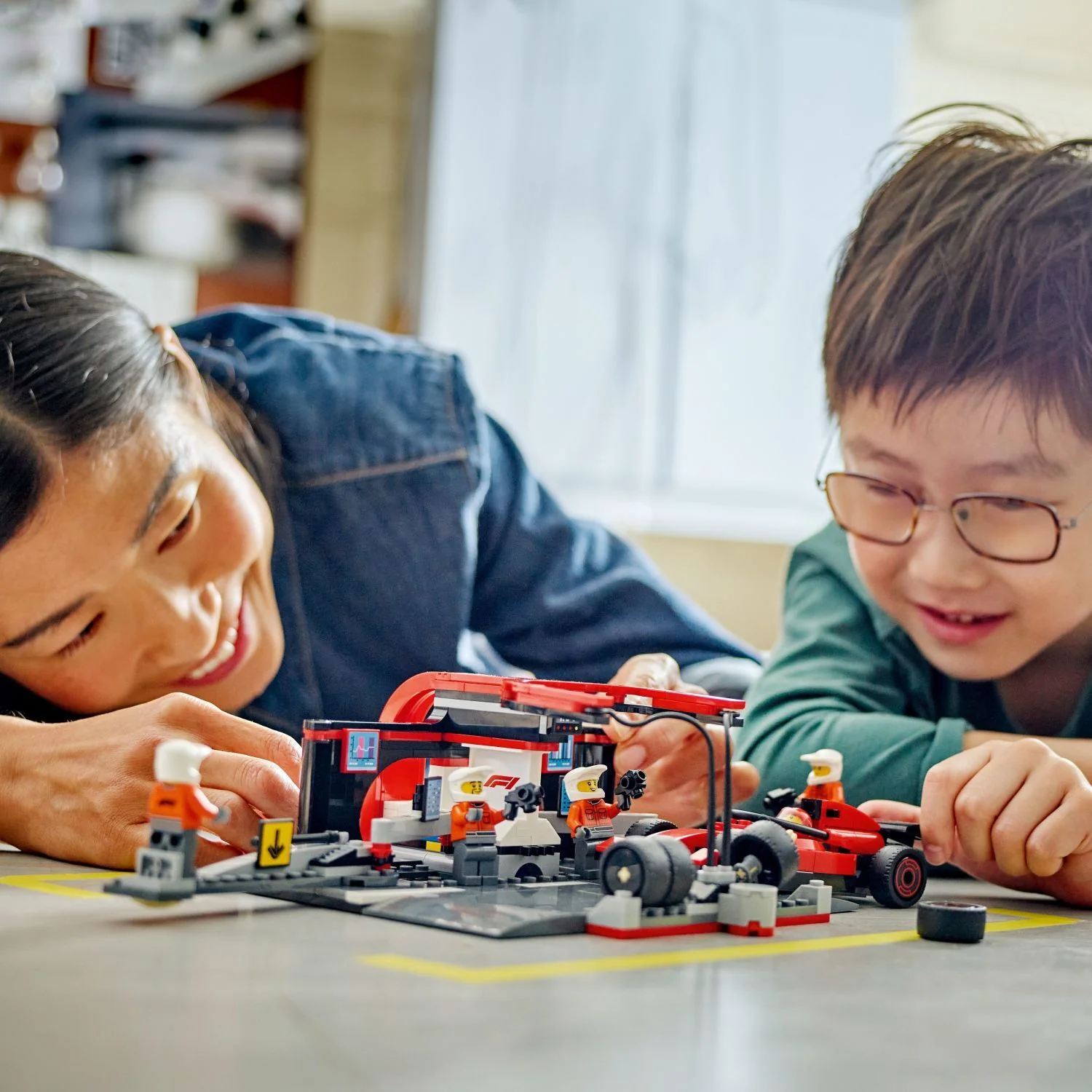 LEGO City Formula 1: F1® Pit Stop & Pit Crew with Ferrari Car - Image 9