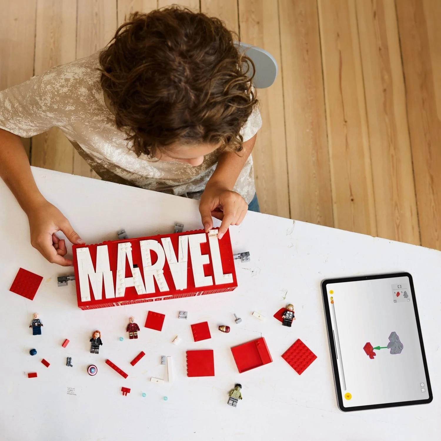 LEGO Super Heroes Marvel: MARVEL Logo & Minifigures - Image 3