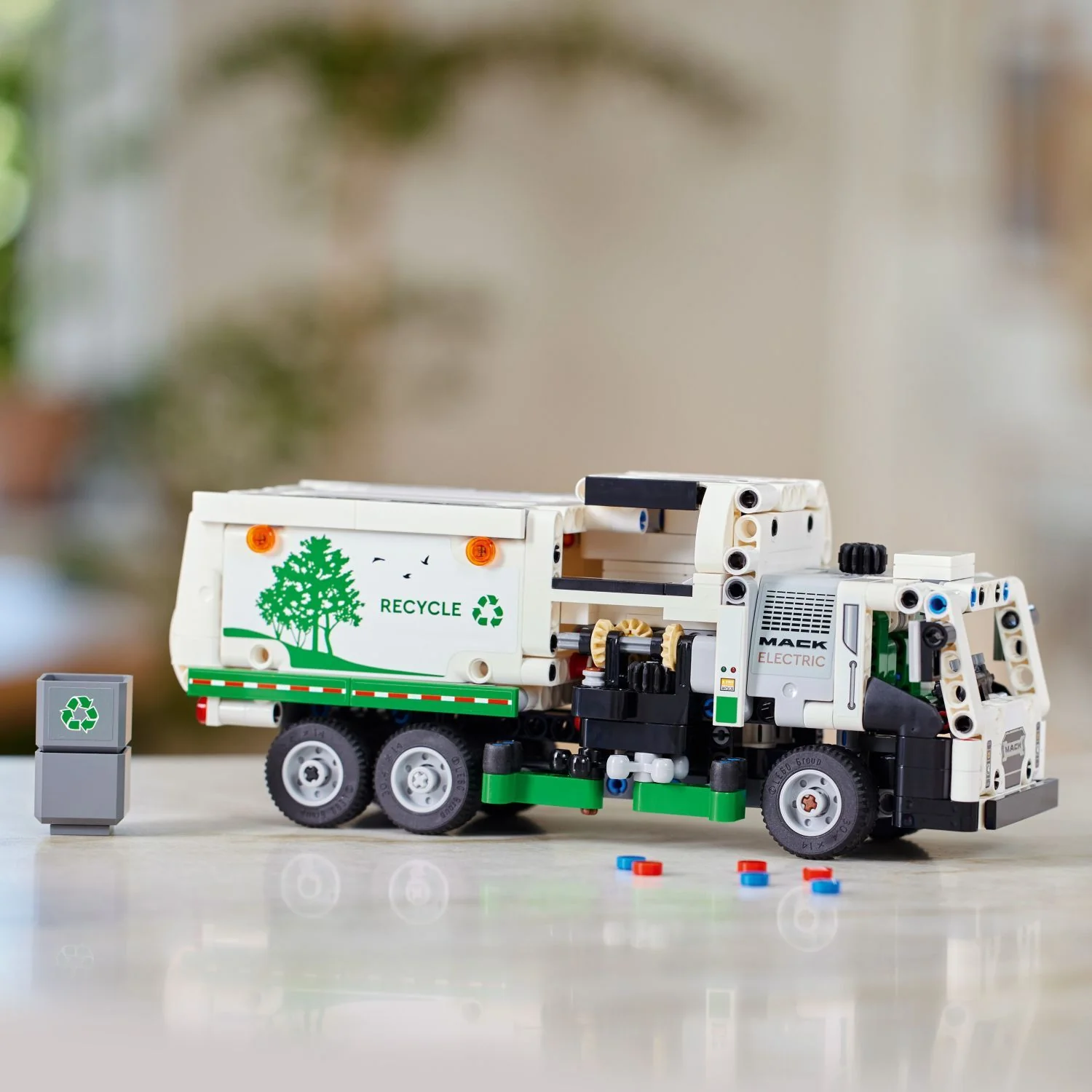 LEGO Technic: Mack® LR Electric Garbage Truck - Image 5
