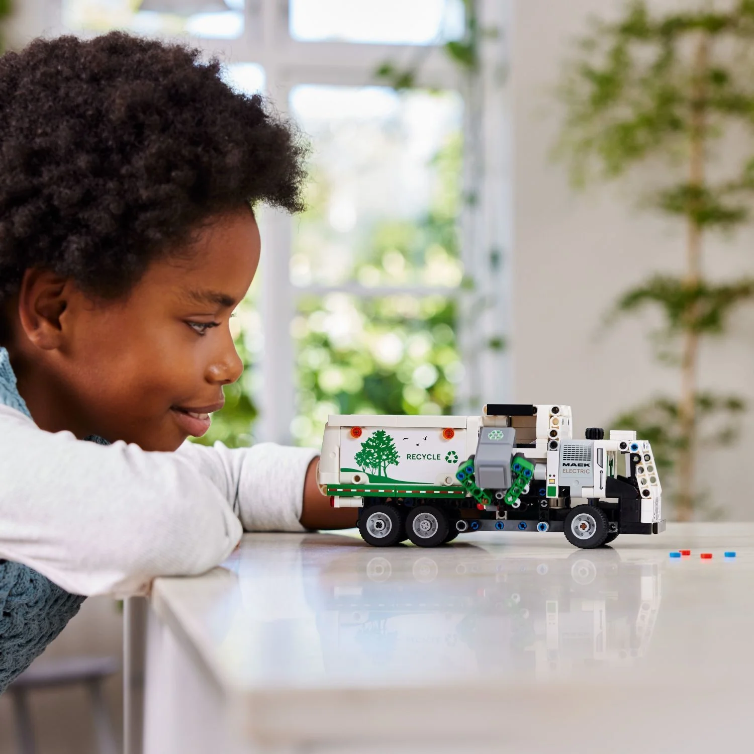 LEGO Technic: Mack® LR Electric Garbage Truck - Image 6