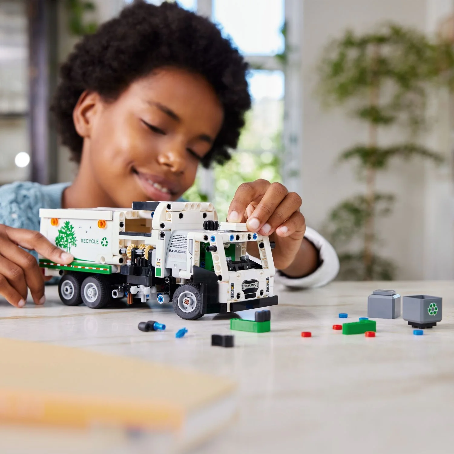 LEGO Technic: Mack® LR Electric Garbage Truck - Image 7